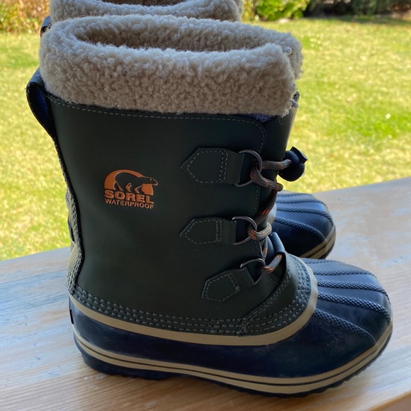 Kids Sorel winter boots size 3 - Picture 3 of 13